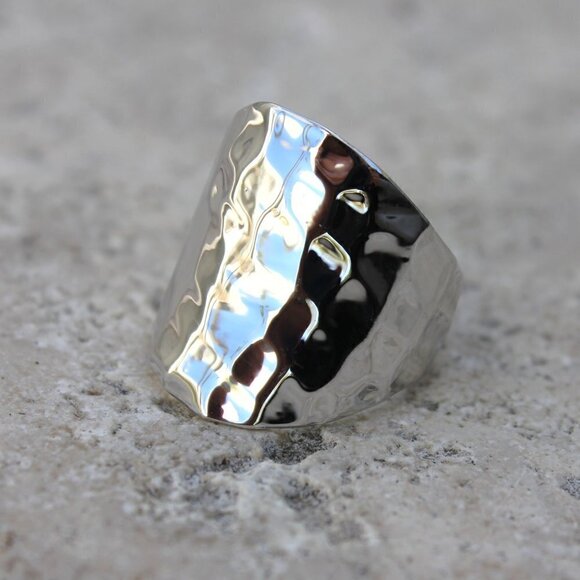 Womens Modern Wide Hammered Metal Silvertone Slim Shiny Bold Band Ring Size 7 - Picture 14 of 16